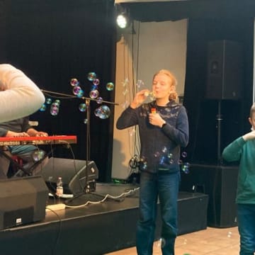 Szabad a játék a Bogár Muzsika zenekarral